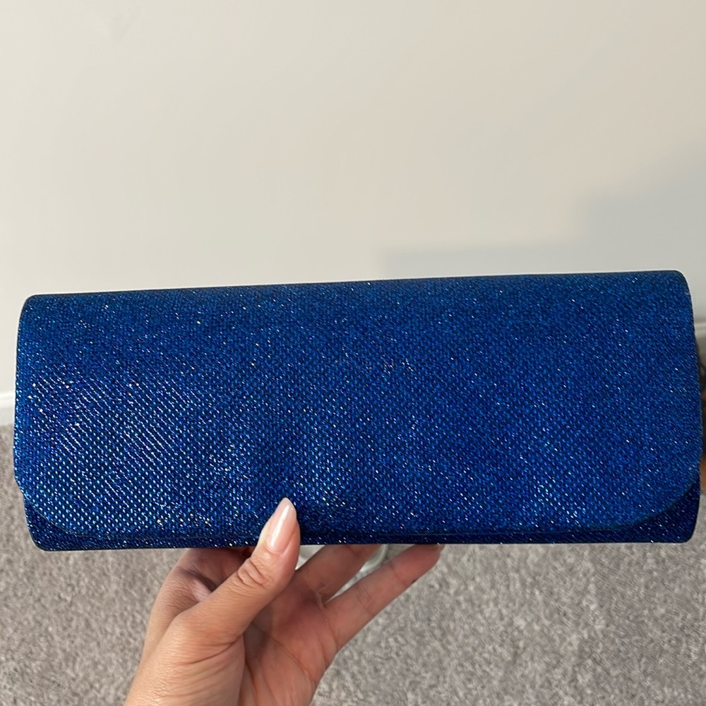 Beya woman clutch in a beautiful sparkly blue tone.